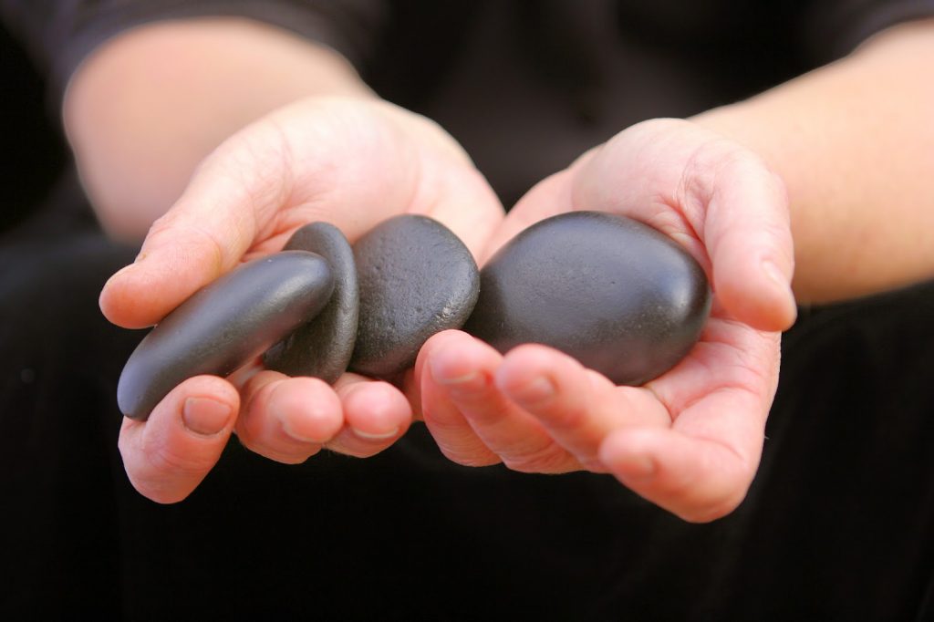 Masajes en Vigo con piedras volcánicas 1