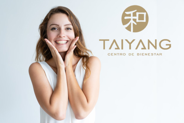 mujer feliz con tratamiento para eliminar arrugas en Taiyang